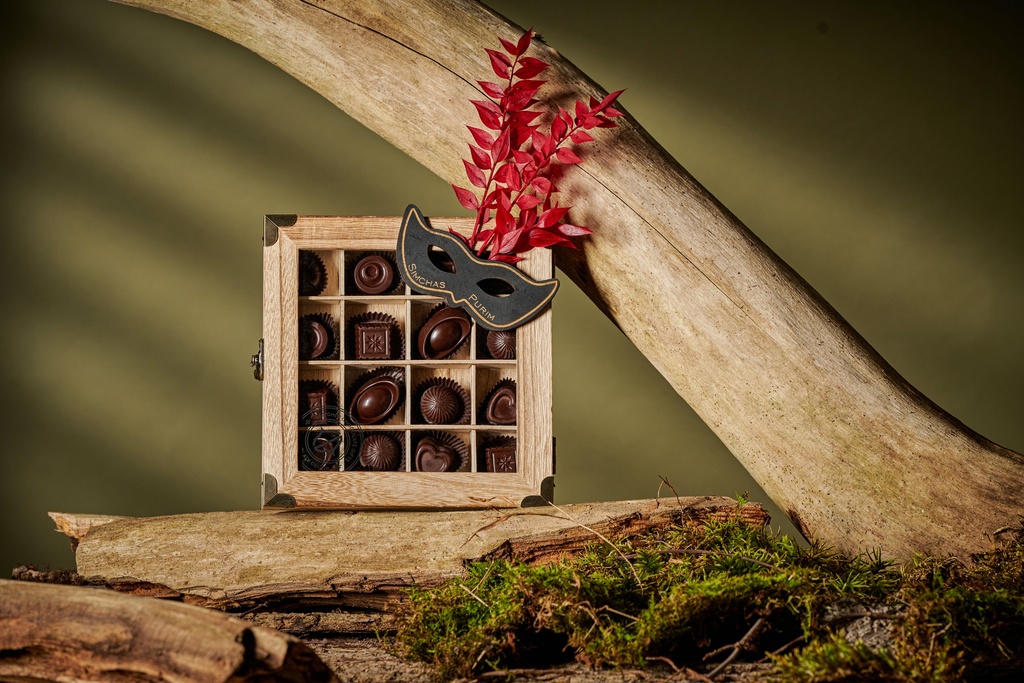 Purim Gift Box With Mask